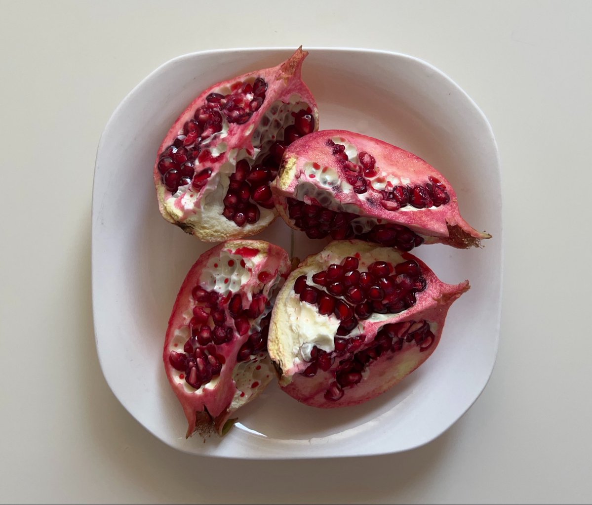 bowtrees's tweet photo. finally it’s pomegranate season 🧘🏻‍♀️🤤 https://t.co/83xL9pI188