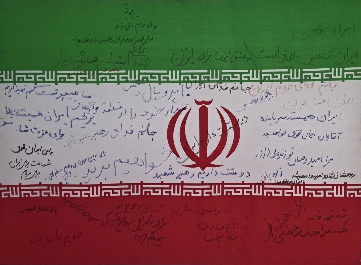 Saharsadeqian's tweet photo. دیدن امضای نخبگان و مدال‌آوران علمی و ورزشی روی پرچم ایران،
نشون‌دهنده عشق آنها به وطنشونه.

#ایران_قوی
#حمايت_انقلابى https://t.co/VBeArSPLcF