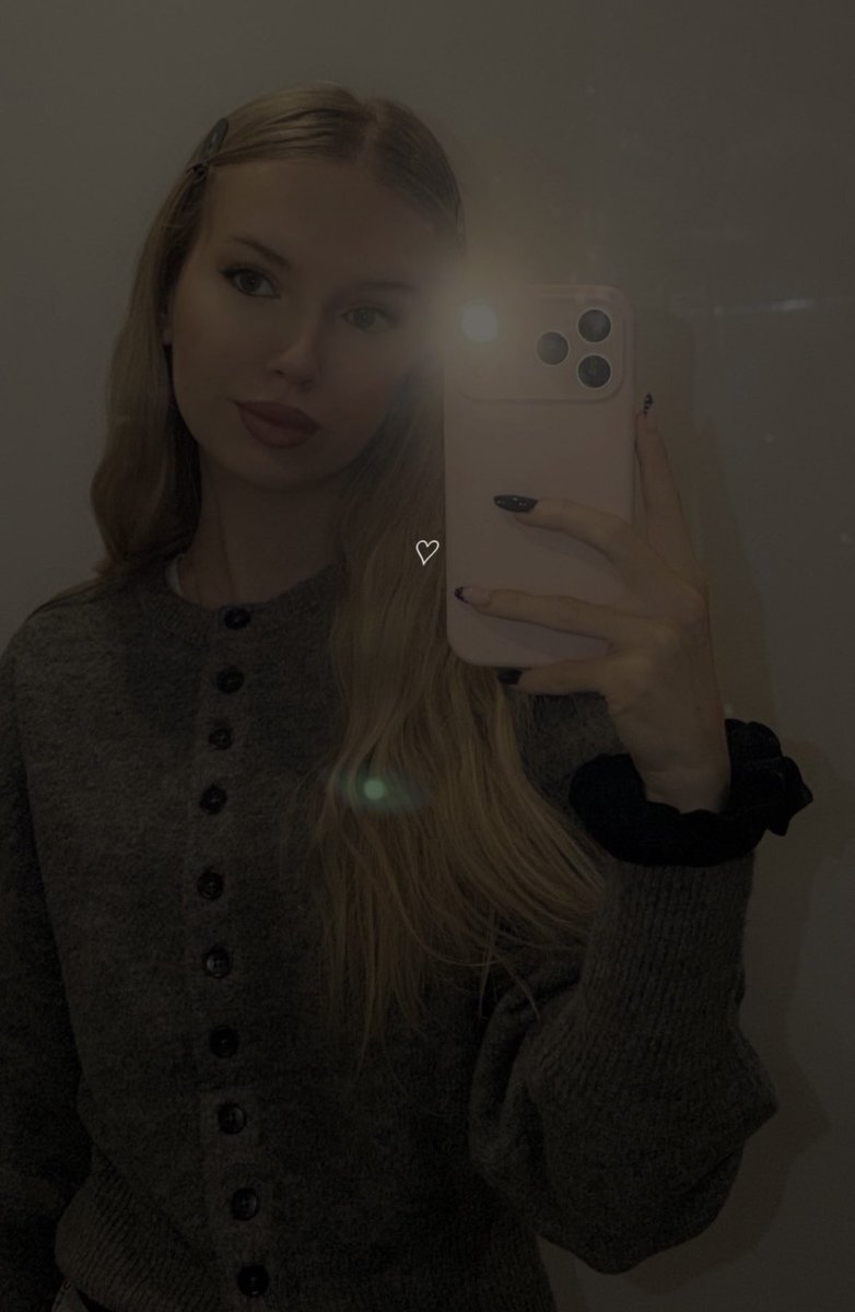 PolskaQueen92's tweet photo. Plus tu me regardes, plus tu tombes amoureux, plus tu me regarde, plus tu veux finir sous mes pieds 🙂 https://t.co/cvcgT7S4kl