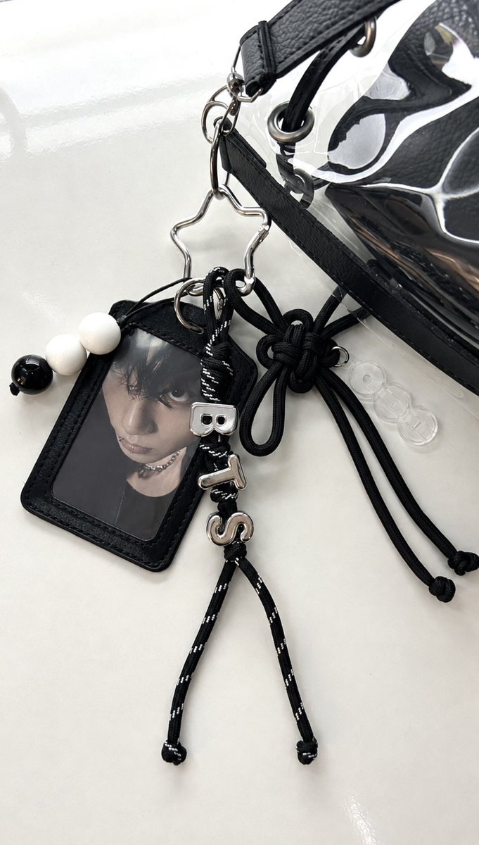 thv_wwnter's tweet photo. ninguém pediu mais eu queria mostrar os detalhes do bag charm🥹🥹 https://t.co/oaFax28cUt