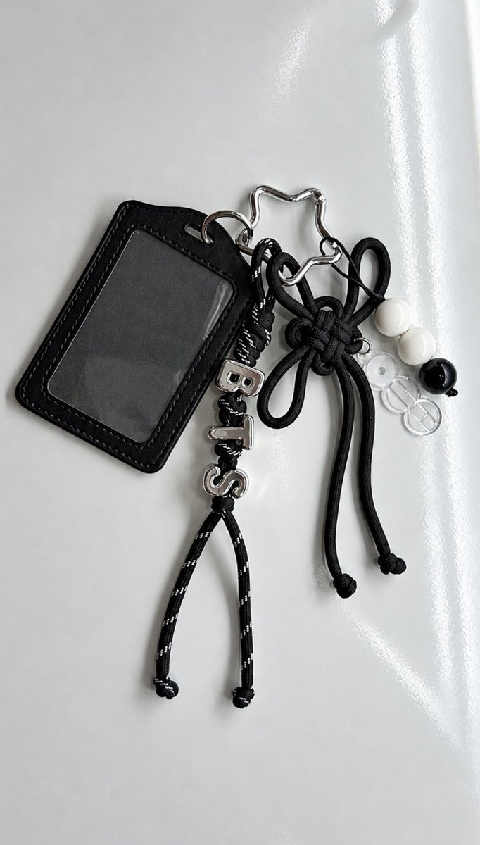 thv_wwnter's tweet photo. ninguém pediu mais eu queria mostrar os detalhes do bag charm🥹🥹 https://t.co/oaFax28cUt