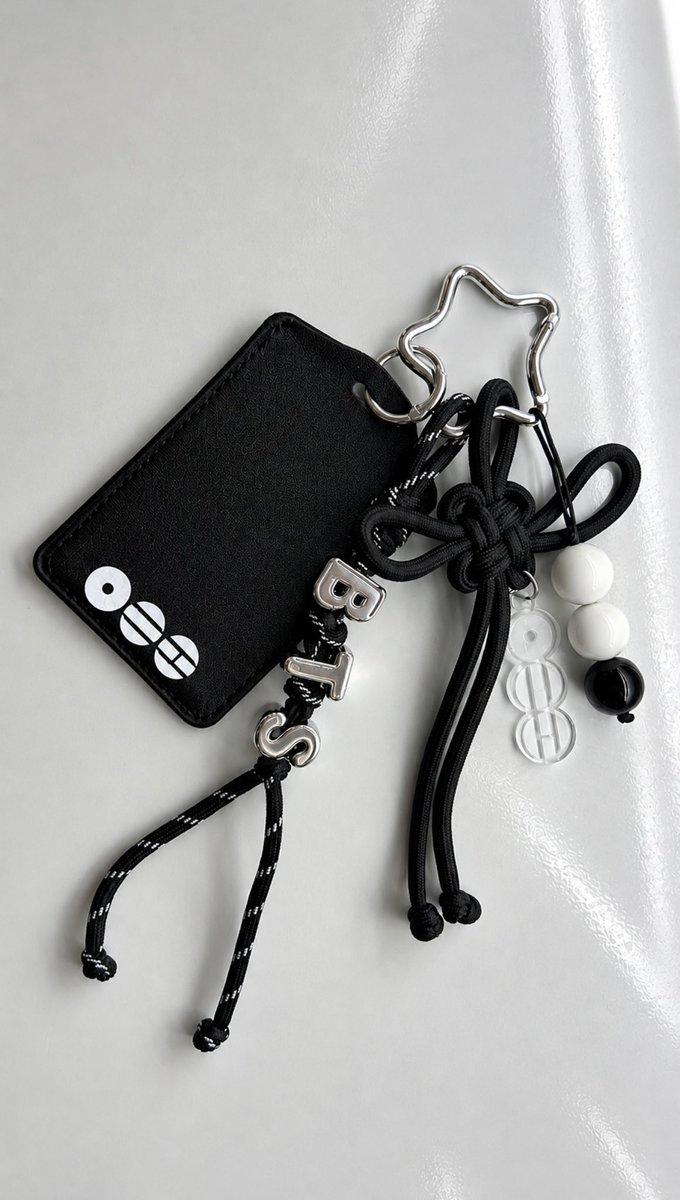 thv_wwnter's tweet photo. ninguém pediu mais eu queria mostrar os detalhes do bag charm🥹🥹 https://t.co/oaFax28cUt