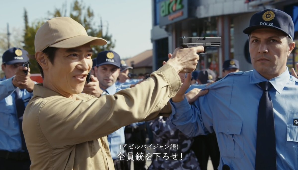 mas__yamazaki's tweet photo. TBS「VIVANT」は創作だ、フィクションだ、そんな言い訳が氾濫している。だが、第三国への密入国や違法な武器密輸、当該国で武器を使用し人を大勢殺傷、出国時も現地警察に銃を向け人質の警察幹部を「人間の盾」にするなど、主人公を国際法も自国憲法も無視した独善キャラにした理由を問うことは必要。 https://t.co/e6eKZFkgDD