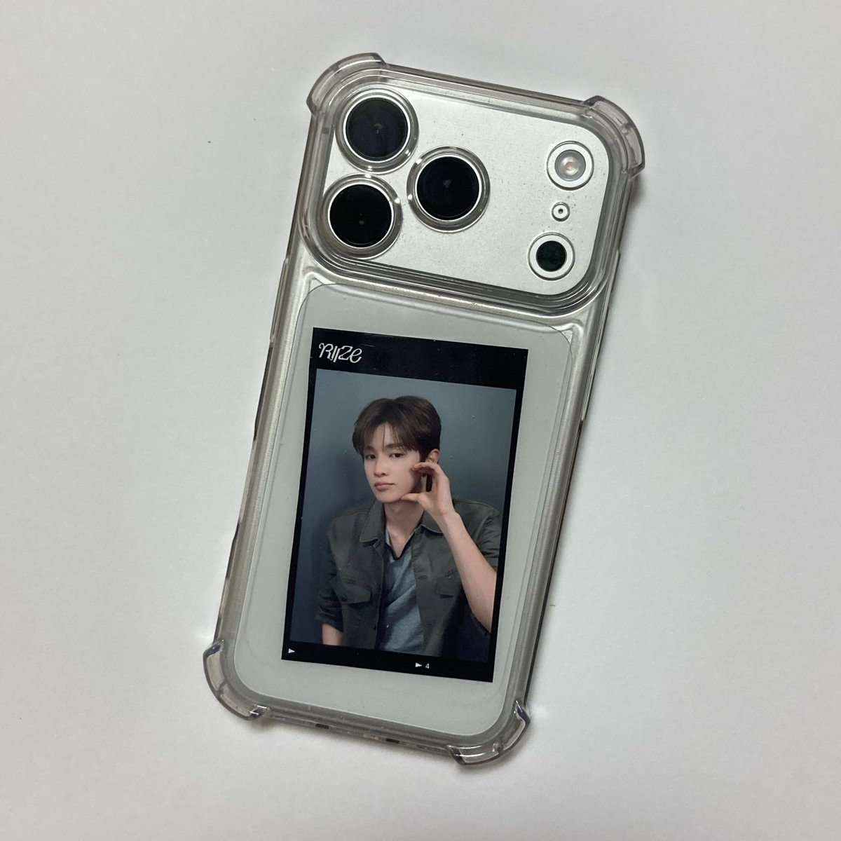 uniii913's tweet photo. 넘 귀여워서 폰 뒤에 넣어버렷어 https://t.co/PB87xrNL63