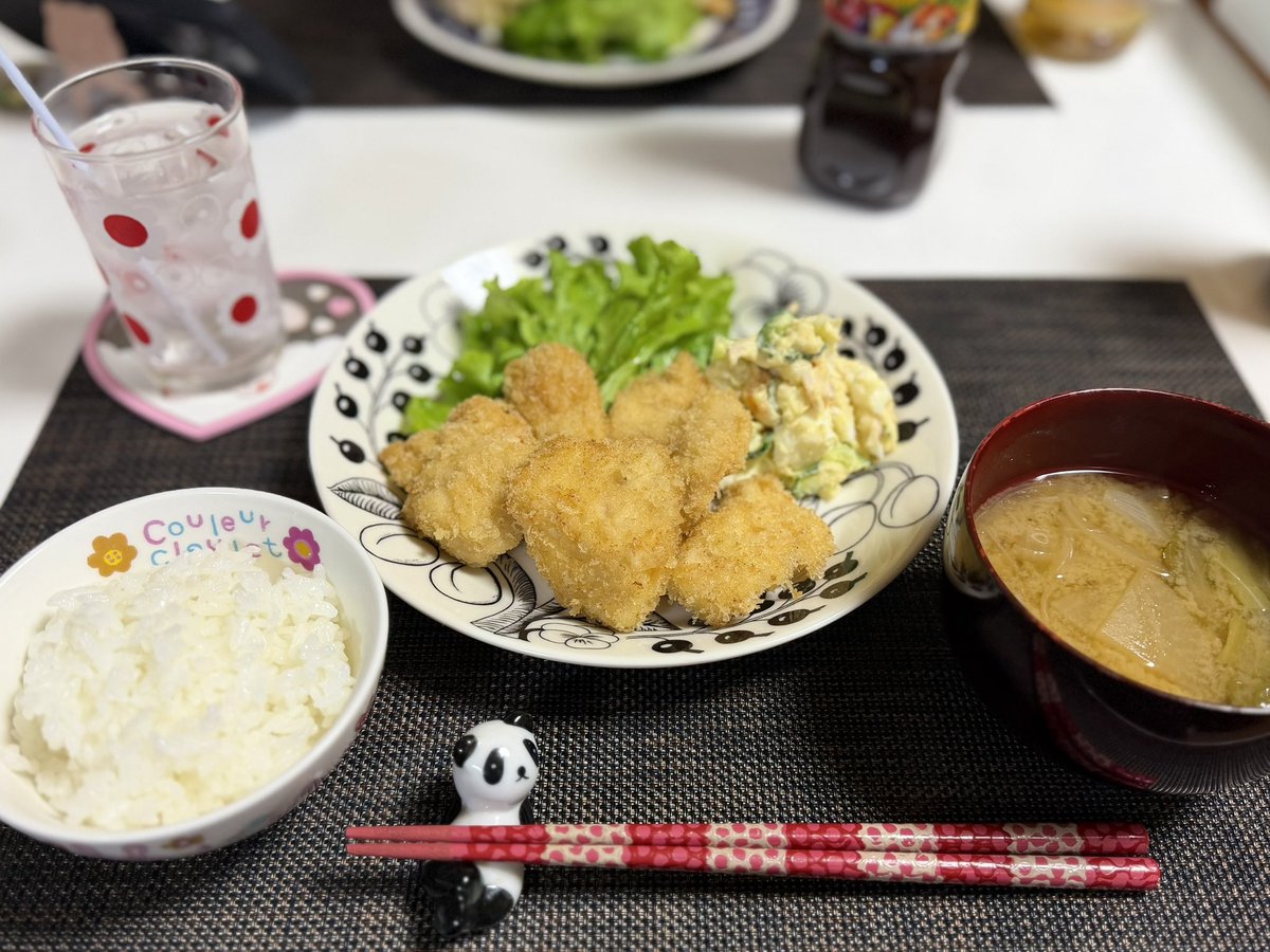 mimiyopi's tweet photo. 今日の晩ご飯は鶏むね肉の
チキンカツだよ🐼
ポテトサラダも〜。 https://t.co/nREhyVlmOv