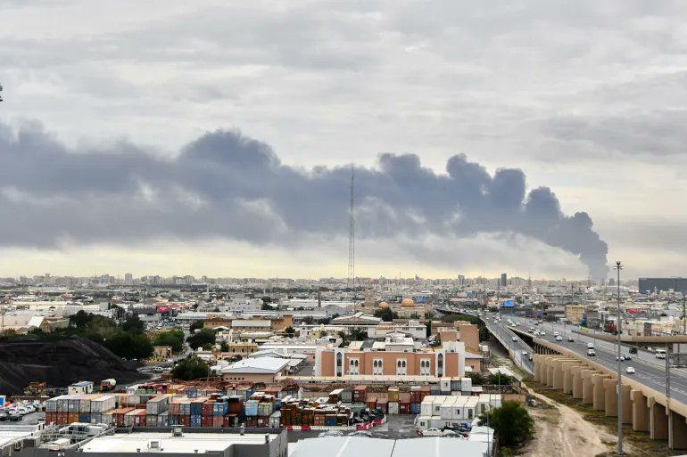 KuwaitDaily's tweet photo. للتذكير
تم استهداف محطات توليد الطاقة وتقطير المياه في #الكويت 6 مرات من قبل النظام الإيراني خلال الأشهر الماضية، حيث توزعت هذه الاعتداءات الممنهجة على موجتين رئيسيتين: 
الموجة الأولى (أبريل 2026): جرى استهداف محطتين لتوليد الكهرباء وتحلية المياه باستخدام طائرات مسيّرة إيرانية ألحقت أضراراً ببعض وحدات الإنتاج.
الموجة الثانية (يوليو 2026): شهدت التصعيد الأكبر والأعنف عبر 4 هجمات متتالية خلال 4 أيام (من الجمعة 17 يوليو إلى الثلاثاء 21 يوليو)، أسفرت عن اندلاع حرائق وتدمير أو إخراج عدد كبير من وحدات توليد الطاقة عن الخدمة احترازياً لتأمين المنظومة الكهربائية والمائية.
