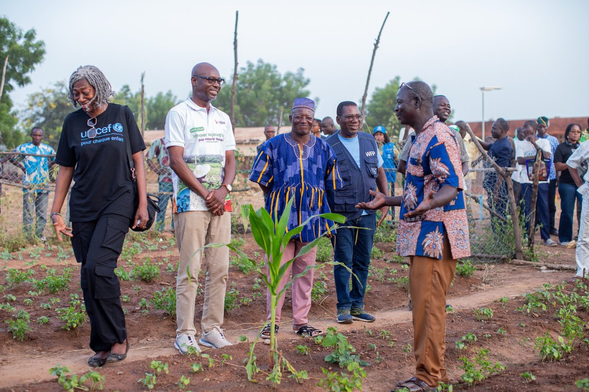 UN_Togo's tweet photo. À l’EPP de Djangou, dans la région des Savanes, à l’occasion de #UNDay 2026, le leadership des @UN_Togo, @CoumbaDSow et les chefs d’agences, a participé à une plantation d’arbres fruitiers avec les élèves et visité les cantines scolaires soutenues par le PAM. #ODD2 #ODD13 #UN81 https://t.co/gmafCE2Nzt