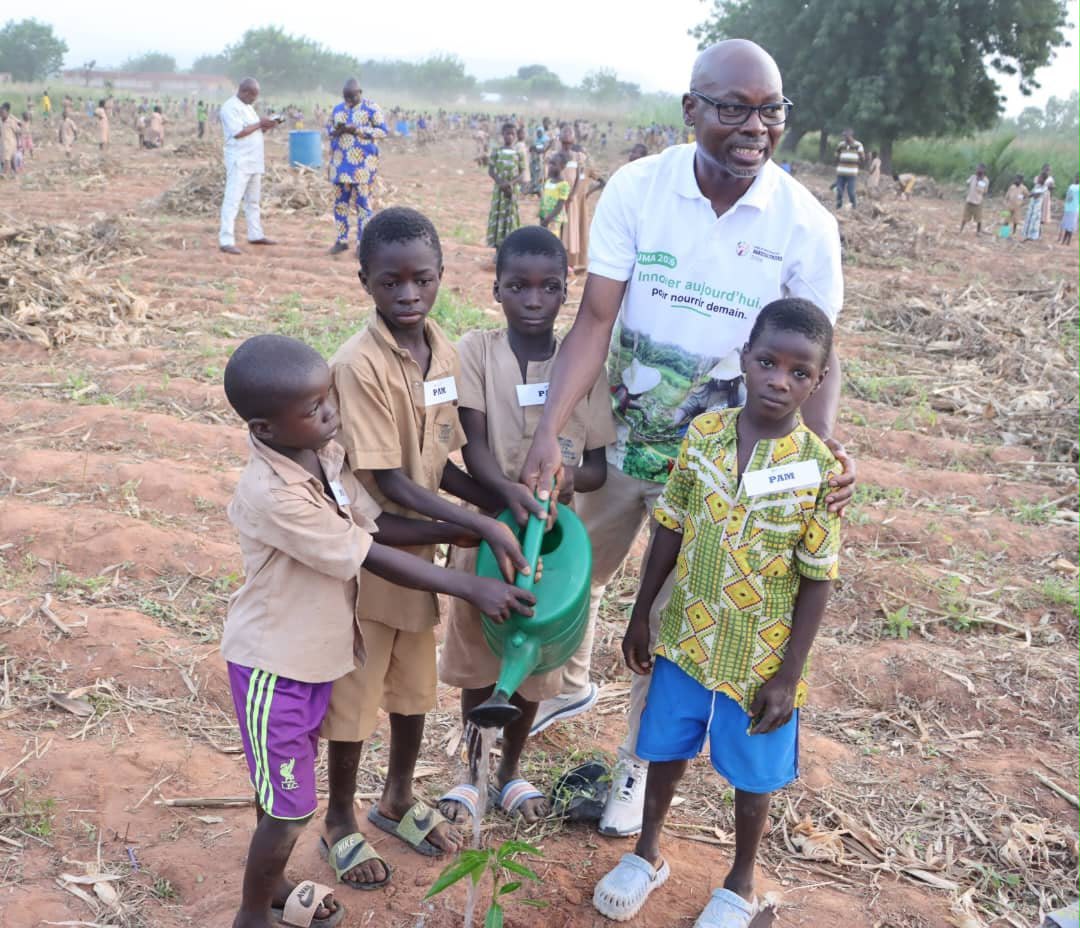 UN_Togo's tweet photo. À l’EPP de Djangou, dans la région des Savanes, à l’occasion de #UNDay 2026, le leadership des @UN_Togo, @CoumbaDSow et les chefs d’agences, a participé à une plantation d’arbres fruitiers avec les élèves et visité les cantines scolaires soutenues par le PAM. #ODD2 #ODD13 #UN81 https://t.co/gmafCE2Nzt