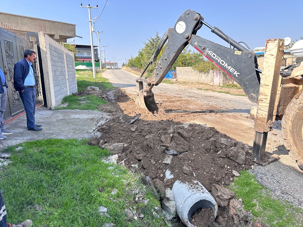 kocakoybel's tweet photo. 🖇️Yol geçişlerinde altyapıyı güçlendirmek ve suyun kontrollü akışını sağlamak amacıyla büz döşeme çalışmalarımızı sürdürüyoruz.

🖇️Em karê sazkirina kulvertên xwe didomînin da ku binesaziya li derbasbûnên rêyan xurt bikin û herikîna avê ya kontrolkirî misoger bikin. https://t.co/wjDT5QicEw