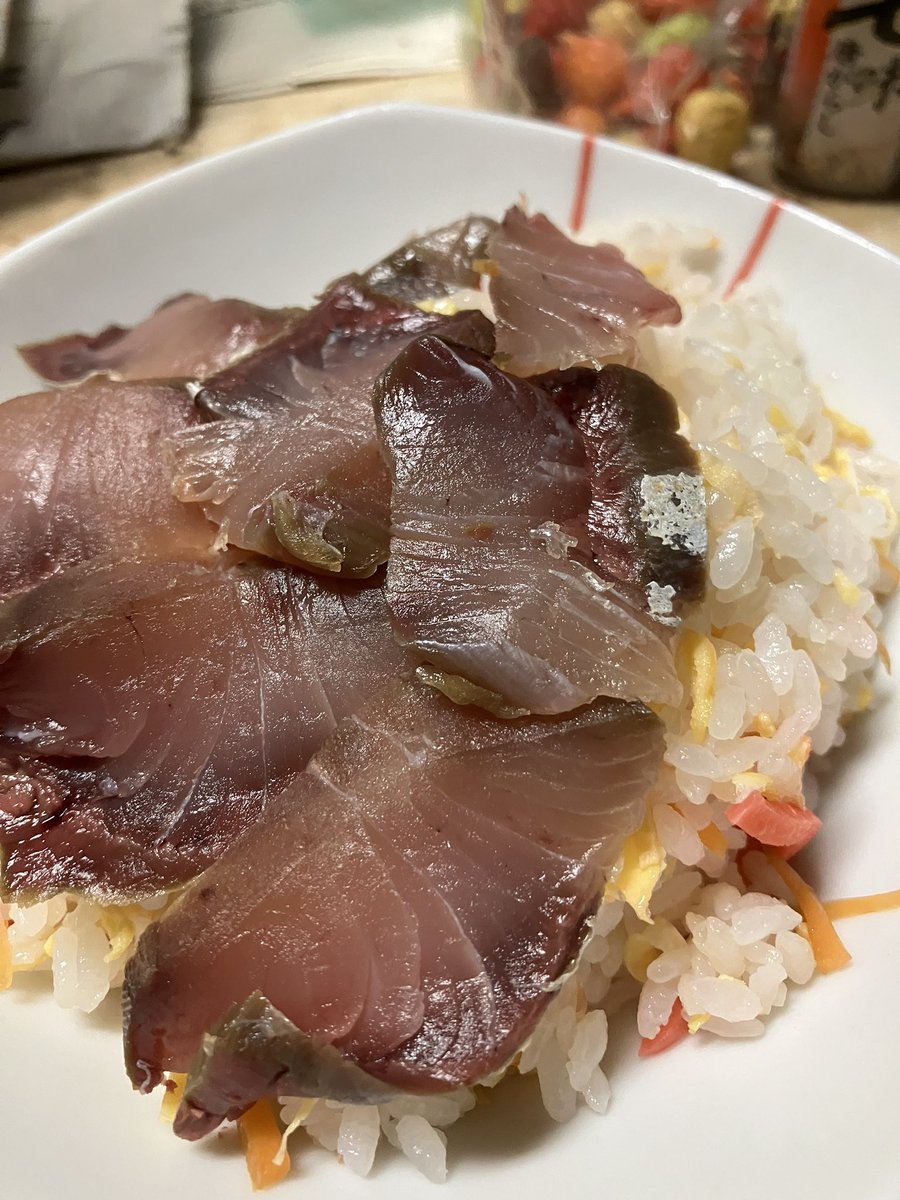 atfmikaze's tweet photo. 昆布締めさしみのちらかりずし https://t.co/MIzHEuCW5K