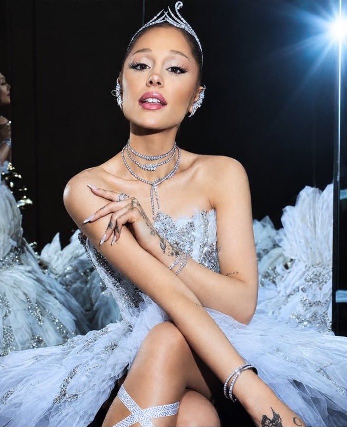 arianatorswildt's tweet photo. swarovski will NEVER let us down https://t.co/zjv0hNbnDP