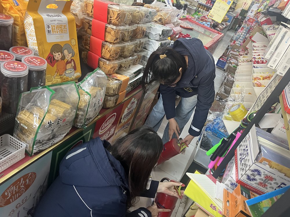 Sgv2qQ7Z0Jxhq7o's tweet photo. [佳さん、急いで！パンがなくなるよ！]， https://t.co/YRMwdU4gLc