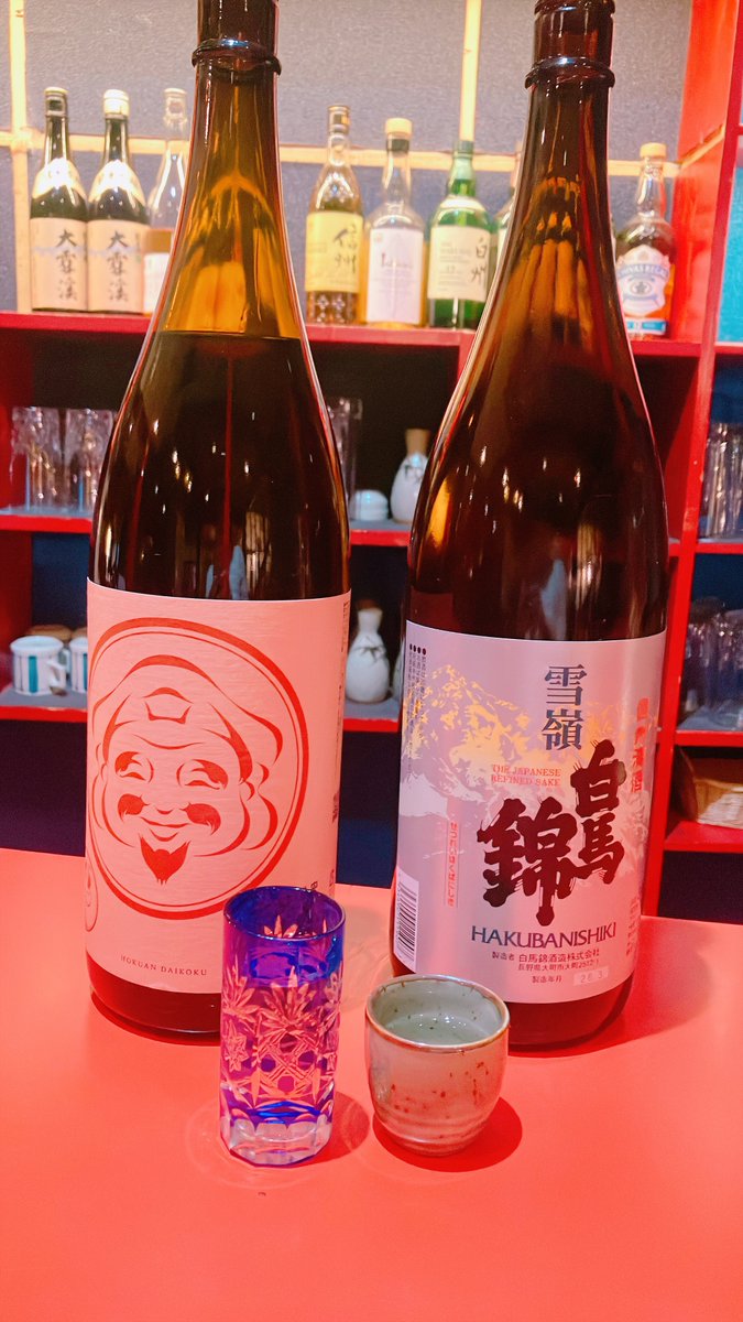 kojinyoro's tweet photo. 宿泊ホステルで日本酒無料タイム！有料日本酒も注文しつつ、まったりひとりで過ごしてる。次は温泉入るぞー！ https://t.co/iql5evoQ6f