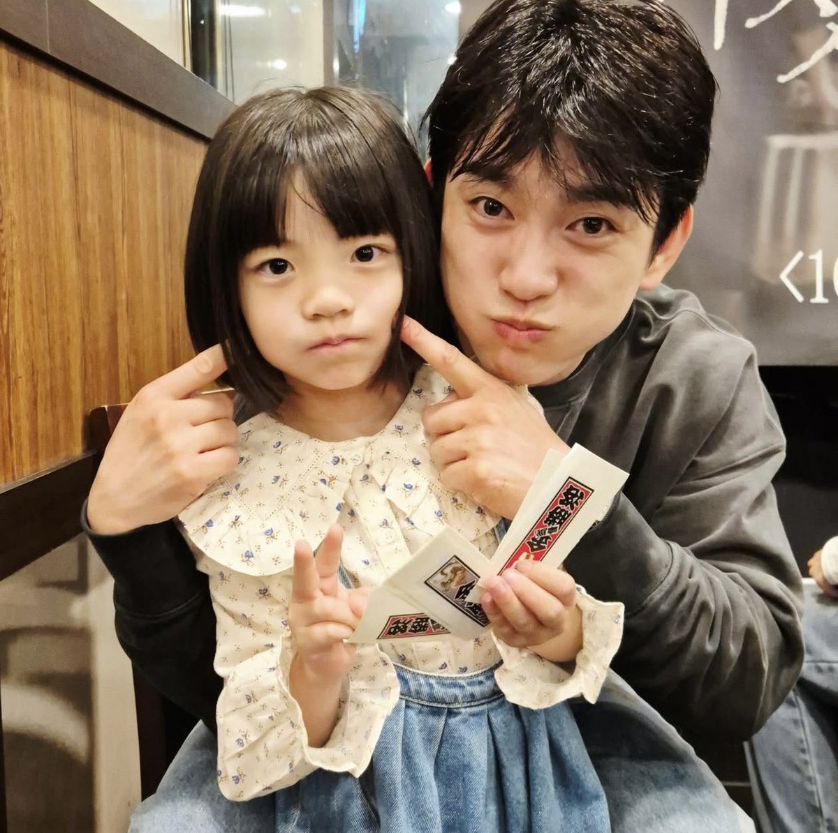 o3o_rookie's tweet photo. 백거짓 꽃님이 본체 인스타에 태웅꽃님 종방연 투샷!
박진영 너무 유쾌하고 다정해서 라희 아기가 진영과의 촬영을 많이 많이 기다렸대.. 꽃님이 진짜 쪼그맣고 뽀작해서 너무 커여움🤏🏻 https://t.co/ZvvJA7Hdze
