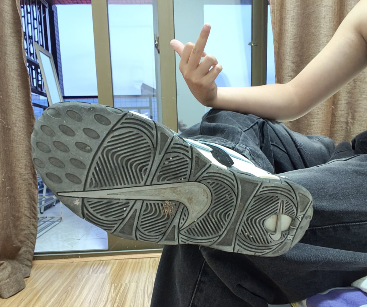 Sfo0e's tweet photo. 傻逼，先刷镜子还是先刷鞋？ https://t.co/ZavGgPWQYX