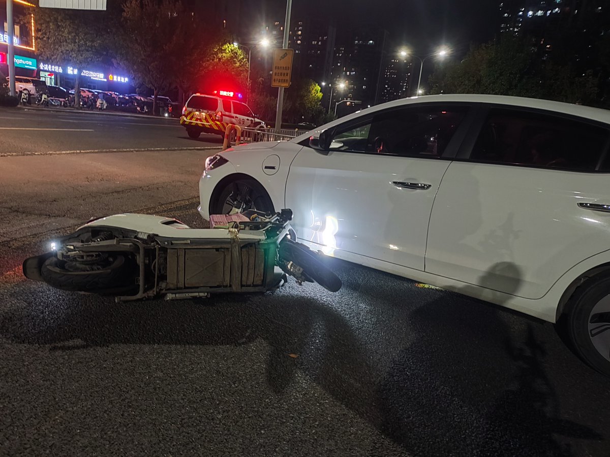 ayuk48375176's tweet photo. [車が滑り、道を外れてしまいましたが、無事に停まりました]， https://t.co/JgcB8yWHTx