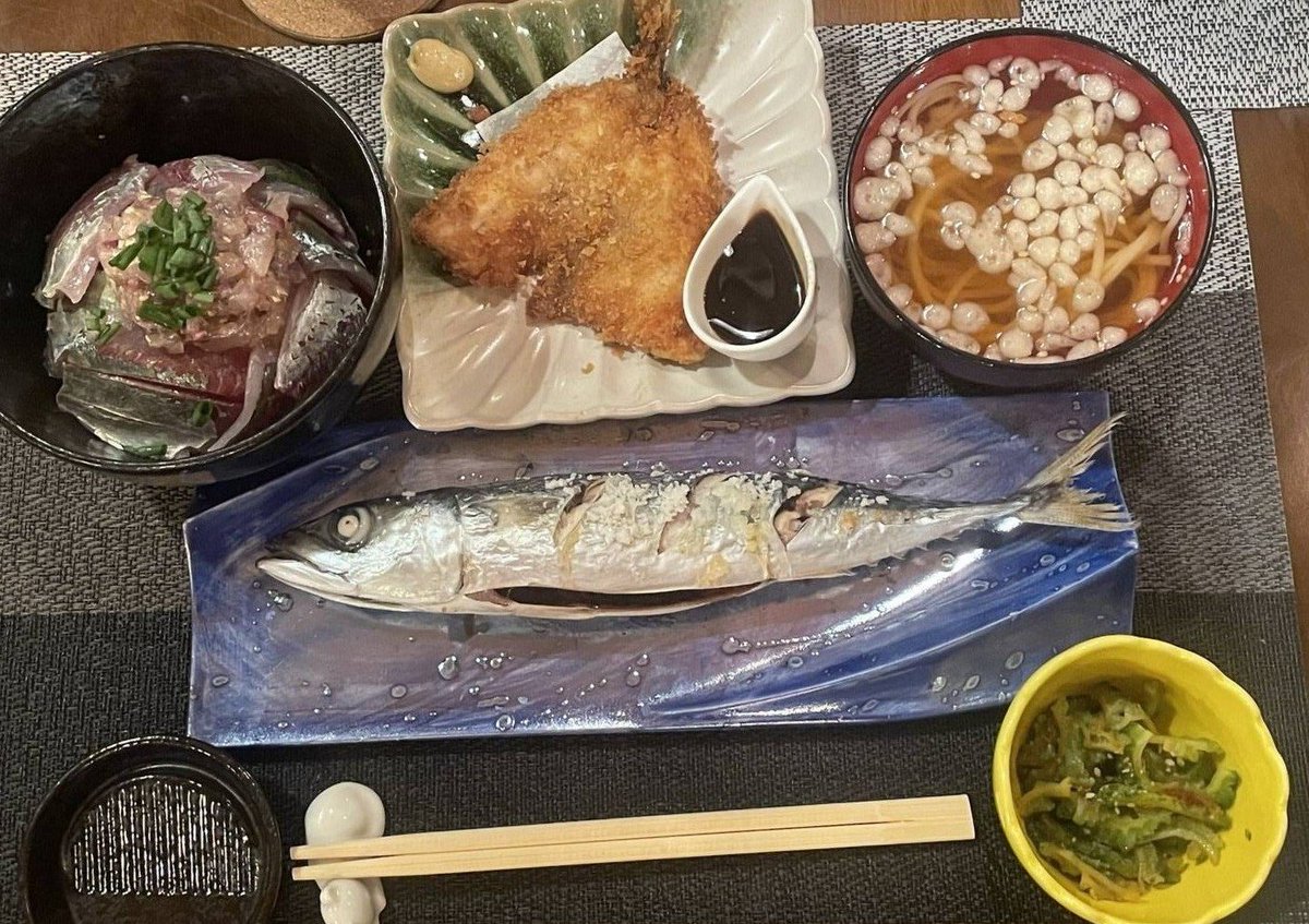 kogarekoh's tweet photo. 本日の焦がれ香宿泊者限定550円お夕飯は、
・海鮮丼(アジ、ギンアジ)
・アジフライ
・サバの塩焼き
・ゴーヤのおひたし
・五島うどん

でのご提供です😋 https://t.co/ZCHU90UyNx