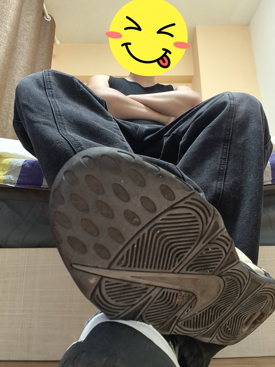 Sfo0e's tweet photo. 傻逼，先刷镜子还是先刷鞋？ https://t.co/ZavGgPWQYX