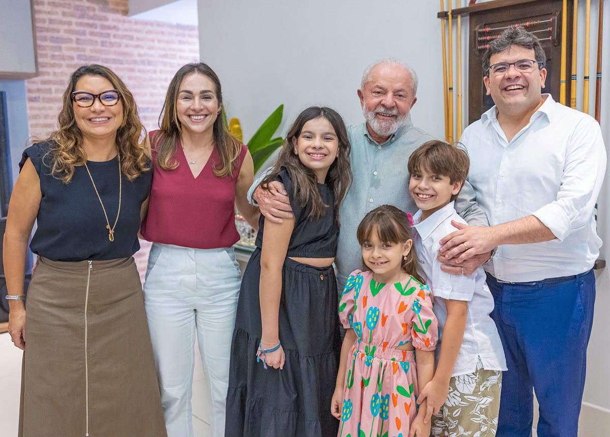 RafaelFonteles_'s tweet photo. Hoje é dia de celebrar a vida do nosso presidente @LulaOficial!

Um dos maiores estadistas da nossa história, cuja trajetória se entrelaça com a luta de milhões de brasileiros por um país mais justo, soberano e democrático, e por uma vida mais digna.

Que honra caminhar ao seu lado nessa jornada, nesse momento tão importante! Parabéns pelos 81 anos e por seguir firme no compromisso com a democracia e com o povo brasileiro.