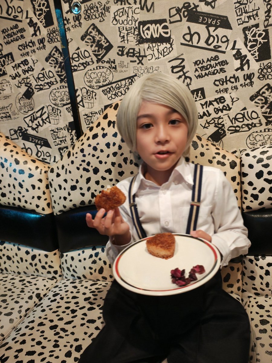 Kumi_Fuji_Maru's tweet photo. 仮面ライダーゼッツファイナルステージ、最後の日のお昼に観に行く事ができました！
焼きおにぎり食べてから向かいました〜💪

全員が凄くカッコよくて（特にジーク）
興奮して感動して豪華で、また明日から学校かぁーってさびしくて、なかなか眠れなかったから、おてだまジークとドォーンをぎゅ～して寝ました。

出演者の皆さん、スーツアクターの皆さん、スタッフの皆さん、本当にお疲れ様でした！　
素敵な作品ありがとうございました！

カオスドォーン、めちゃカッコいいね✨
びっくりしたよ💜

さびしいなぁって思ってたけど、、、
11月の終わりにはゼッツの一番くじがあるし、来年の2月にはカオスドォーンとサングラスジーク届くし、4月にはファイナルステージのDVDが届くし、
こういう所でも普段も皆さんがゼッツのお話してくれるから、まだまだ終わらないね✨
ずっと大好きでいるからね！

本当にお芝居も動きもカッコよいジークと仮面ライダードォーンを #天野浩成 さん 
#高田将司 さん🎂🍾✨ が作ってくれて、その中に幼少期の少年ジークでいられたことは宝物です。

僕はちょこっとなのに、凄く気にかけてくれて、天野さん、本当に本当にありがとうございます✨

あのね、天野さんは、優しいとカッコいいと面白いが体中にパンパンに詰まった人なんだよ！
だから僕は、天野さんをずっと応援して、大好きでいて、天野さんみたいにカッコ良く大きくなれるように頑張ります☺️

ファイナルステージのカプセムは、富士見さんとセブンの莫ちゃんだったよ♫
キーホルダーの富士見さん、赤ちゃんみたいになっちゃった😆

まるくんでした！

「大人ジークへ
　今まで、いっ〜ぱい頑張ってくれてありがとう。
　いつも見てたし、客席からも見てたよ！
　カッコ良すぎだよ！　増えたり凄いよ！
　穴も小さくしてくれてありがとうね。
　これからは、１とか数字を気にしないで、ジークはジークで進んで行こうね！
　莫ちゃんもありがとう。
　パニちゃんもずっとありがとう。でもバイバイね！
　さあ、とびっきりの悪夢を楽しもうぜ〜。
　ちっちゃいジークより」

#ゼッツFS #ジーク 
#仮面ライダードォーン
#少年ジーク #ちっちゃいジーク #藤元萬瑠
#仮面ライダーゼッツ