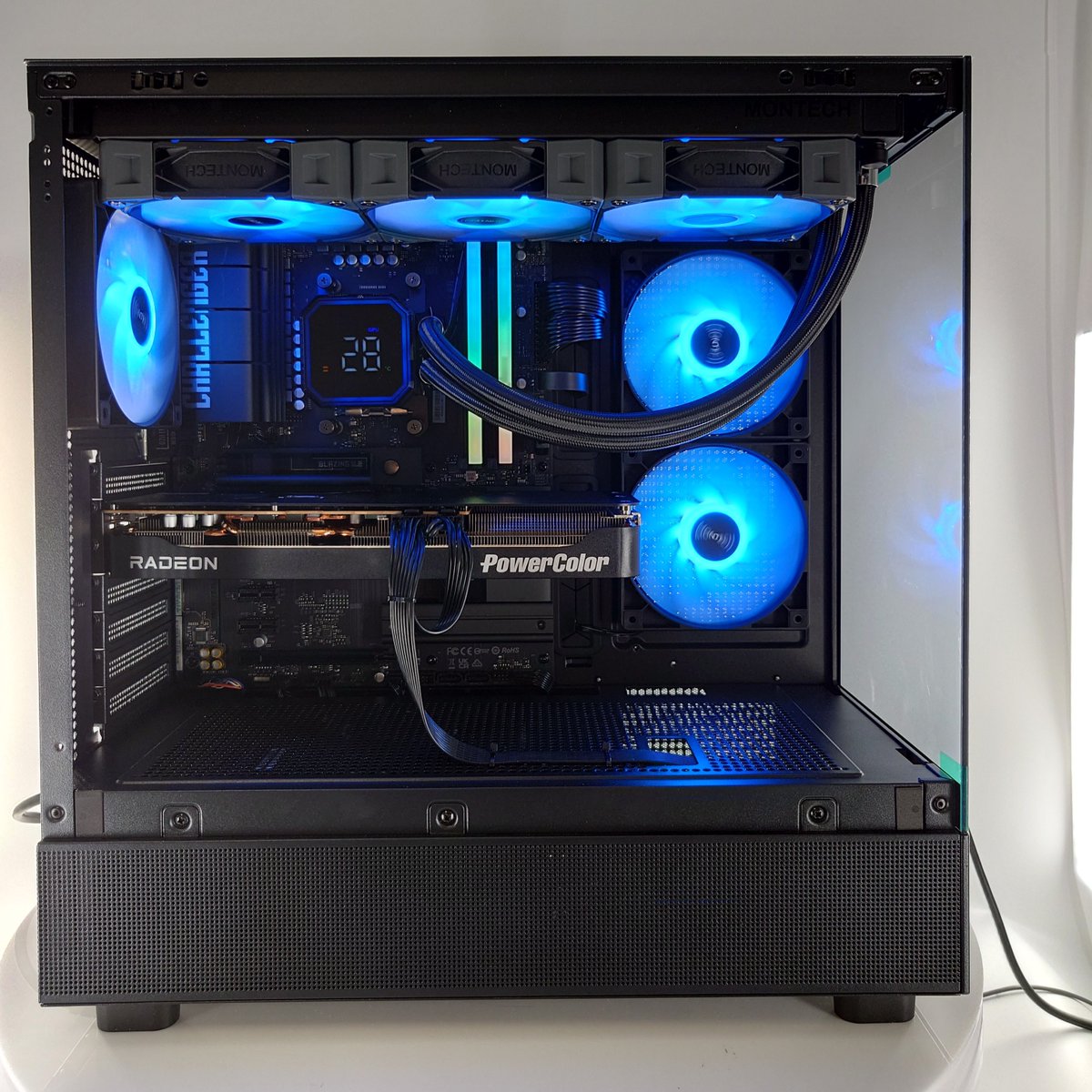 dospara_parts's tweet photo. 🎉【組立代行紹介】🎉
#NZXT や #MONTECH のケースを使用した組立代行をお客様よりご依頼いただきました🔨

ドスパラの組立代行 ならではのこだわりに沿ったカスタマイズPC🖥️
ホワイトやブラックに統一した構成もぜひお任せください👍✨

#組立代行 #ドスパラスタッフ https://t.co/QDmVS3esvA