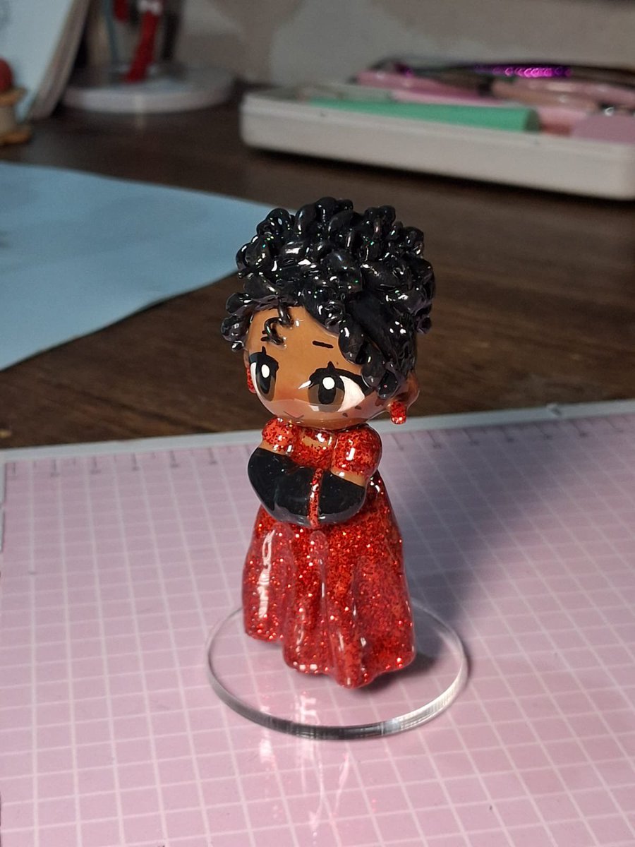 doddcure's tweet photo. poderia ficar horas falando sobre cada detalhe que amei nessa miniatura da michaela feita com tanto carinho 

mas o que mais chamou minha atenção foi o brilho. achei incrível como o glitter vermelho muda, conforme a luz. alguns pontos, por exemplo, brilham mais e outros menos + https://t.co/Bg3SJPI7QH