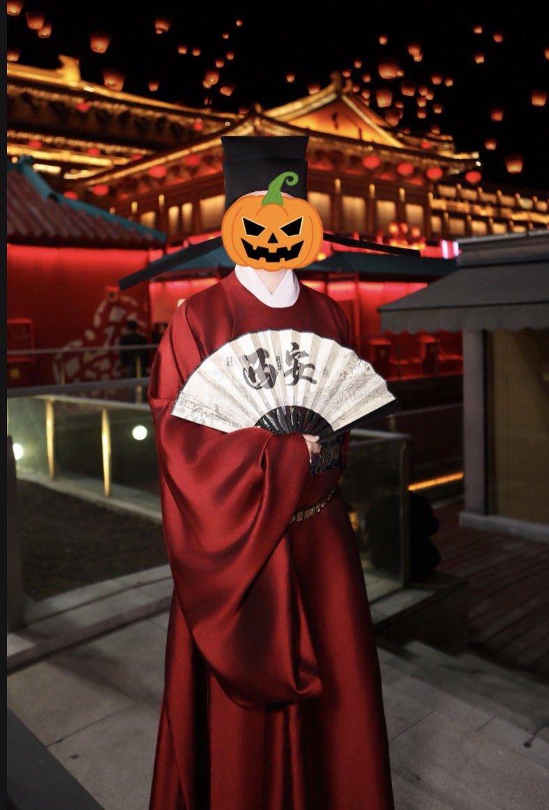 David5959314624's tweet photo. @nanrenrisho @PukoLamen 感谢你的支持，如果来中国体验汉服的话，首先推荐西安，其次洛阳，配合着大唐风格的夜景很有氛围。下面是我在西安大唐不夜城拍摄的宋代官服的图片以供参考 https://t.co/DXRXHSCgs8