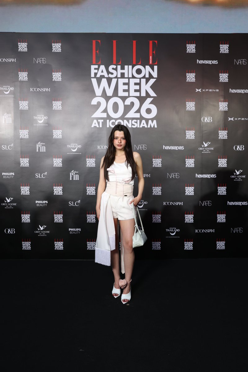 TrendyUpdate_th's tweet photo. ส่งท้าย! “ELLE Fashion Week 2026 at ICONSIAM” ปิดฉาก 4 วันสุดอลังการรวมตัวท็อปสตาร์สะเทือนรันเวย์-ฟรอนต์โรว์
.
#ELLEFashionWeek2026 #EFW26ATICONSIAM #SeeYouAtTheTent #ICONSIAM #Beckysangels #BeckyArmstrong #BibleWichapas #TeeteePor #ryujinpatji #auautnp #CharlotteAustin
.
เดินทางมาถึงวันสุดท้ายอย่างสมบูรณ์แบบสำหรับ ELLE Fashion Week 2026 at ICONSIAM สัปดาห์แฟชั่นระดับประเทศที่ตลอด 4 วันเต็มไปด้วยแฟชั่นสุดสร้างสรรค์และโมเมนต์น่าจับตา ภายใต้การดำเนินงานโดย บริษัท ดิจิเพรส จำกัด ผู้ถือครองลิขสิทธิ์ ELLE Thailand สื่อแฟชั่นและไลฟ์สไตล์ชั้นนำระดับโลก โดยปิดท้ายความประทับใจบนรันเวย์ริมแม่น้ำเจ้าพระยา ณ ริเวอร์ พาร์ค ไอคอนสยาม ในวันที่ 25 ตุลาคม 2569 ภายใต้คอนเซปต์ ‘Freedom’ ที่ชวนทุกคนปล่อยตัวตนให้เป็นอิสระผ่านแฟชั่น พร้อมได้รับการสนับสนุนจากพันธมิตรชั้นนำของประเทศไทย นำโดย ICONSIAM ร่วมด้วย การท่องเที่ยวแห่งประเทศไทย, Grey Goose, havaianas, Madame Fin, NARS, O&B, Philips Beauty, SLC Clinic & Hospital และ XPENG Thailand

คึกคักตั้งแต่หน้ารันเวย์ไปจนถึงฟรอนต์โรว์ เมื่อเหล่าซูเปอร์สตาร์ นักแสดง และศิลปินชื่อดังพร้อมใจกันมารวมตัวเฉลิมฉลองแฟชั่นครั้งสำคัญ นำโดยแฟชั่นไอคอน ชมพู่-อารยา เอ ฮาร์เก็ต พร้อมด้วย ใหม่-ดาวิกา โฮร์เน่, ไบเบิ้ล-วชิรญ์ภาส สุเมตติกุล, พีพี-ปุญญ์ปรีดี คุ้มพร้อม รอดสวาสดิ์, ตี๋ตี๋-วันพิชิต นิมิตภาคภูมิ และ ป๋อ-ศุภการ จิรโชติกุล, อู่อู๋-ธนภูมิ เศรษฐสิทธิกุล, ริวจิน-ทินภัทร ทัศนีย์ไตรเทพ และ แพทจิ-จิรชาติ บุษปวนิช, จูน-วรรณวิมล เจนอัศวเมธี, ลูกหมี-ปัญญาพัชร วังพงศ์สถาพร และ ซอนญ่า-ศรัณย์ภัทร์ พีเดอร์เซน, กรีน-อัษฎาพร สิริวัฒน์ธนกุล, ลุค-อิชิคาว่า พลาวเด้น, พิมมา-พิมพ์มาดา ใจสักเสริญ วง PiXXiE, โยโกะ-อาภัสรา เลิศประเสริฐ ฯลฯ ที่ต่างจัดเต็มลุคแฟชั่นสุดโดดเด่นมาร่วมสร้างสีสันให้ค่ำคืนสุดท้ายของ ELLE Fashion Week 2026 at ICONSIAM

บนรันเวย์ยังอัดแน่นด้วยโชว์ไฮไลต์จากหลากหลายแบรนด์ เริ่มต้นด้วย WACAY ที่ยกทัพแฟชั่นไอคอนแห่งยุคมาร่วมถ่ายทอดคอลเลกชัน ‘WACAY GARDEN’ นำโดย เบ็คกี้-รีเบคก้า แพทรีเซีย อาร์มสตรอง, เมเบิ้ล-สิริวลี สิริวิบูลย์, เพิร์ธ-วีริณฐ์ศรา ตั้งกิจสุวานิช, มอส-ภาณุวัฒน์ โสประดิษฐ และ แบงค์-มณฑป เหมตาล, แอนโทเนีย โพซิ้ว, กวาง-วรรณปิยะ ออมสินนพกุล,  พริกขิง-สุรีย์ญะเรศ ยะคะเรศ, นินน่า-ญาณิน โอภาสสถาวร, ชเว ซึงโฮ, อ๊อตโต้ และ แมดดอค สมาชิกวง DICE ฯลฯ ถ่ายทอดเรื่องราวของความงามที่ไม่จำเป็นต้องสมบูรณ์แบบ ผ่านความแตกต่างระหว่างความสดใหม่และความร่วงโรย ความนุ่มนวลและความแข็งแกร่ง รวมถึงความหวานและความขม ที่มาบรรจบกันอย่างมีเสน่ห์บนรันเวย์ ต่อด้วย ICONCRAFT กับโชว์ ‘The Living Thai Wisdom’ ที่นำเสนอภูมิปัญญาไทยในมุมมองร่วมสมัย ผ่านงานฝีมือและความคิดสร้างสรรค์ของคนรุ่นใหม่ ถ่ายทอดผ่าน 3 บทจาก 3 นักออกแบบ พร้อมเหล่าคนดังที่มาร่วมเดินแฟชั่นโชว์ ได้แก่ ภีมธนัช-ทีเจ-สกาย-ฟารีส-โตโต้ 9214KIDS, พั้นช์-ภัทรวดี ธาดาเจริญภักดี วง Kiismet, บิลลี่-ภัทรชนน และ แฟรงกี้-วีรภัฎ อ่อนสะอาด ก่อนส่งต่อความสนุกด้วยโชว์ปิดท้ายจาก HOOK’S PRESENTED BY O&B กับคอลเลกชัน ‘THE MOTHERSHIP’ ที่เริ่มจากจินตนาการว่าหากผู้มาเยือนจากนอกโลกเดินทางมาถึงประเทศไทยวันนี้ พวกเขาจะได้พบ ‘ความเป็นไทย’ ในรูปแบบใด เป็นแฟชั่นโชว์แบบเพอร์ฟอร์แมนซ์ พิสูจน์ว่าสามารถพาความเป็นไทยเดินออกไปบนถนน เข้าไปในปาร์ตี้ หรือแม้แต่ออกไปนอกโลกได้ โดยมี จี๋-สุทธิรักษ์ ทรัพย์วิจิตร, อิน-จักราสินธุ์ อัศวธนะชัย และ ฟลุ๊คกะล่อน-ธรรณพ แสงโอสถ มาร่วมเฉิดฉายบนรันเวย์

นับเป็นการปิดฉาก ELLE Fashion Week 2026 at ICONSIAM ตลอด 4 วันอย่างสมบูรณ์แบบ กับการรวมพลังของดีไซเนอร์ไทย แฟชั่นไอคอน ศิลปิน และนักแสดง ที่มาร่วมถ่ายทอดตัวตนผ่านแฟชั่นภายใต้แนวคิด ‘Freedom’ และสร้างอีกหนึ่งบทสำคัญให้กับวงการแฟชั่นไทย ขอขอบคุณทุกแรงสนับสนุนที่มาร่วมเป็นส่วนหนึ่งของ ELLE Fashion Week 2026 at ICONSIAM แล้วพบกันใหม่ในปีหน้า

ติดตามข่าวสารอย่างใกล้ชิดได้ทุกช่องทางของ ELLE Thailand ช่องทางออนไลน์ https://t.co/XkKHyXHuQr, Instagram: @ellethailandofficial, Facebook: ellethailandmagazine, X: ELLEThailand, TikTok: @ellethailand
.
🔗: https://t.co/NwUzPsX8CS