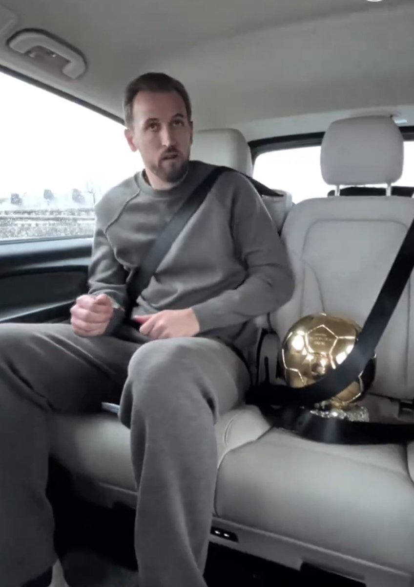 TouchlineX's tweet photo. 🚨 𝗡𝗘𝗪: Harry Kane put a seat belt around the Ballon d'Or while traveling home! ✨ 😂 https://t.co/22LFwZXZlw