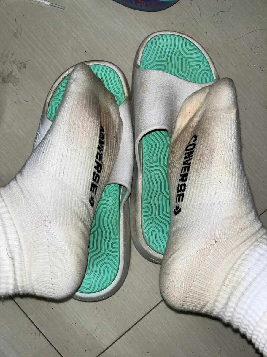 szgjdi's tweet photo. 跪好给你爹的脚磕头，傻逼😂🦶🧠 https://t.co/i8xZFUhtLh