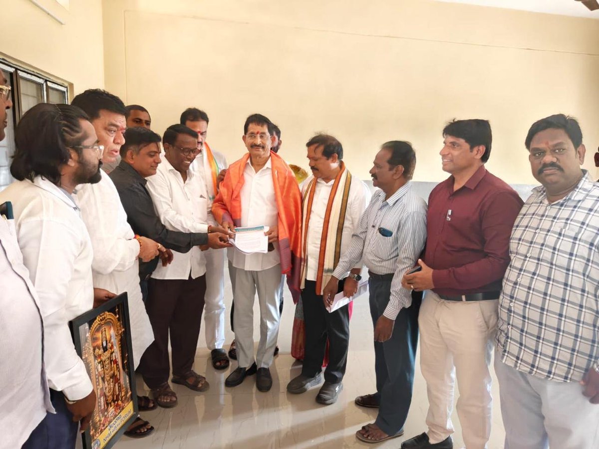 NHMJACTG's tweet photo. నేడు NHM ఉద్యోగుల సమస్యలు, రెగ్యులరైజేషన్ డిమాండ్లపై  నరేందర్ సార్‌ను కలిసి వినతిపత్రం సమర్పించాం. మా న్యాయమైన డిమాండ్లకు మద్దతు తెలిపి, ప్రభుత్వం దృష్టికి తీసుకెళ్లాలని కోరాం.
#NHMTelangana #NHMStrike #Regularisation https://t.co/rg1hVLkLvf