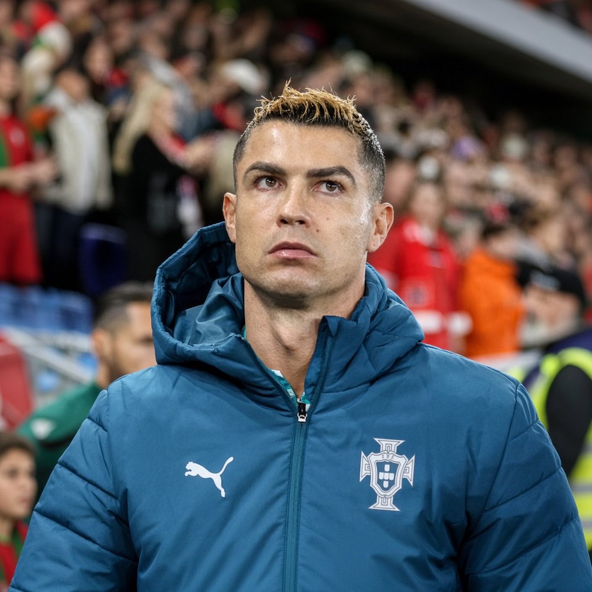 futaspor's tweet photo. Portekiz Milli Takımı'nda teknik direktör Jorge Jesus ile yaşadığı kriz sonrası kampı terk eden Cristiano Ronaldo, yeniden kadroya çağrıldı. 

6 aya kadar men edilmesi gündemdeyken sadece 30 günlük ceza ile kurtulan 41 yaşındaki yıldızın kasım ayı maçlarına yetiştirilmesi, ülke futbolunda "basındaki Ronaldo lobisinin baskısı sonuç verdi" yorumlarına neden oldu.