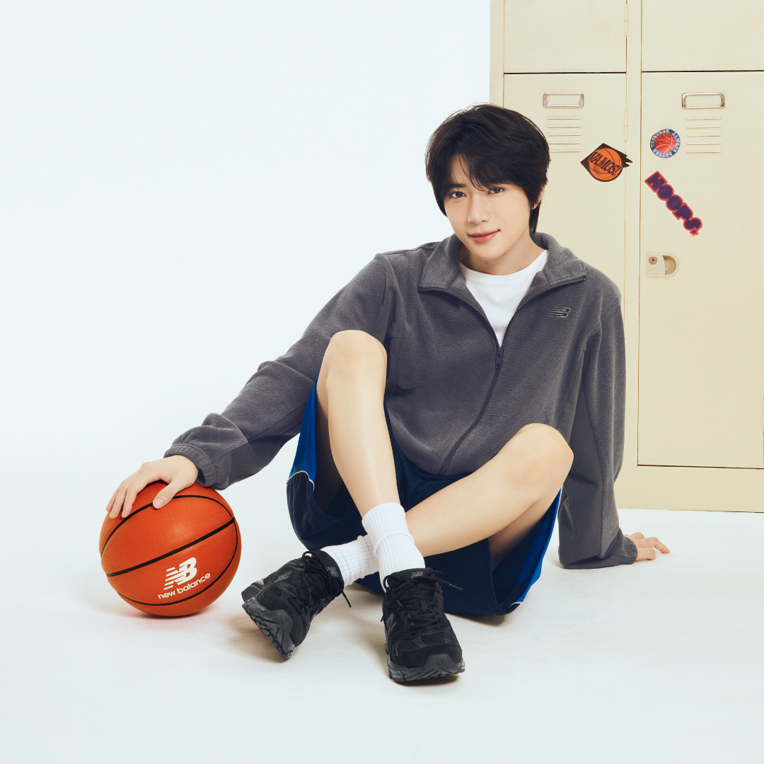 ABCMART_INFO's tweet photo. Always better Together.
一緒にいよう。一緒に履こう。

BEOMGYUさんが履く、ニューバランスの「530」🤎

ブラックでまとめたスポーティーなデザインで、
普段のコーデにも合わせやすい一足。

軽さとクッション性があり、
メッシュ素材を使った快適な履き心地もポイントです✨

ほどよいボリューム感で、シンプルなスタイルの足元にも自然なアクセントをプラス。

毎日気軽に履きたくなる「530」を、ぜひABC-MART GRAND STAGEでチェックしてみてください👟🛍️

@TXT_bighit_jp 

👉ABC-MART
https://t.co/REo181uJJk
👉ABC-MART GRAND STAGE
https://t.co/2InAG3THCN

#TXT #TOMORROW_X_TOGETHER #newbalance #abcmart