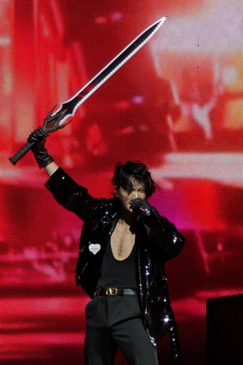 anns_bu's tweet photo. strong poses to call for a revolution https://t.co/bJ1jgCMU2g