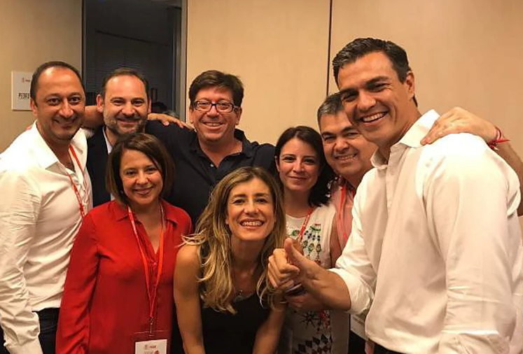RaulGallart80's tweet photo. En esta socialista foto hay más cárcel que en las 5 temporadas de 'Prison Break'. https://t.co/hQcx2SEf1Y