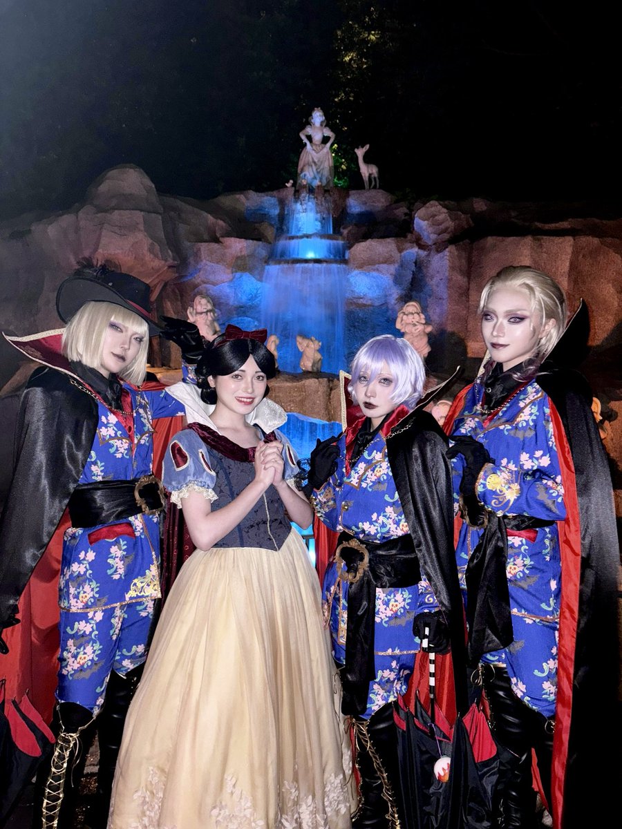 itokuchitsuki's tweet photo. 10/24 👻スケアリーモンスターズ🦇🕸cos

　　　　　　𝓑𝓸𝓸❕

白雪姫を連れてポムフィオーレ寮生たちと一緒に行ってきたわよ👑🍎🏹
#Ｄハロツイステ #Dハロ仮装2026 https://t.co/crJWIYTIHQ