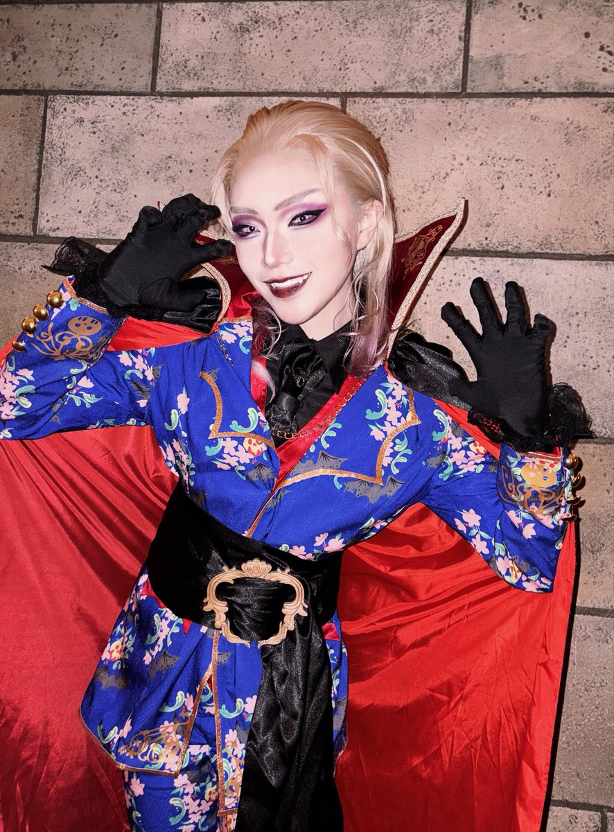 itokuchitsuki's tweet photo. 10/24 👻スケアリーモンスターズ🦇🕸cos

　　　　　　𝓑𝓸𝓸❕

白雪姫を連れてポムフィオーレ寮生たちと一緒に行ってきたわよ👑🍎🏹
#Ｄハロツイステ #Dハロ仮装2026 https://t.co/crJWIYTIHQ