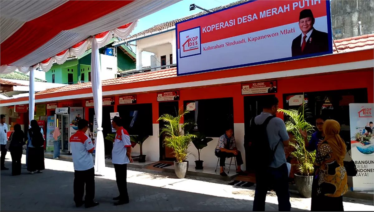 LambeSahamjja's tweet photo. BIG BREAKING NEWS
PROGRAM KOPERASI MERAH PUTIH DI GUGAT KE MK

yang ngajuin gugatan ini bukan sembarang orang lho. ada kepala desa dari klaten, jawa tengah, namanya sabiq muhammad. dia gandeng yayasan sajogyo inti utama sama koperasi edukarya negeri lestari. jadi ini bukan cuma dari luar, tapi dari orang desa sendiri

mereka juga gak sendirian, didampingi beberapa organisasi masyarakat sipil. ada celios, icw, sama solidaritas perempuan koperasi indonesia baru. jadi barisannya lumayan lengkap nih

tuntutannya apa? simpel, mereka minta program kopdes dihentikan, karena dianggap gak sesuai sama konstitusi. gak main-main kan

nah, ada tiga hal yang jadi sorotan mereka. pertama, dana desa dipakai buat program koperasi pemerintah. kedua, program ini dinilai bisa ngancem usaha mikro yang udah ada. ketiga, ada potensi korupsi struktural yang nyempil di dalamnya

peneliti hukum celios, muhammad saleh, bilang gugatan ini buat nguji model pengelolaan kopdes. dia nyebut modelnya itu "koperasi komando", yaitu koperasi yang dijalanin ala perintah dari atas, bukan tumbuh dari anggotanya sendiri

dia minta mk segera nyetop model koperasi komando yang sekarang dipraktikkan pemerintah prabowo-gibran. katanya sih ini gak sesuai sama mandat dan aturan di konstitusi

jadi sekarang bola ada di tangan mk, dan kita tinggal nunggu gimana hasilnya. menurut kalian guys, kopdes ini perlu distop total, atau cukup dibenahin aja pengelolaannya?