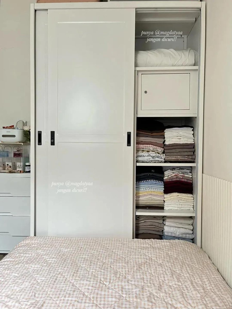 idmagdalenac's tweet photo. BARANG WORTH TO BUY ALA GEN Z

1. Beli lemari besi sliding buat kamar yg sempit &amp; lembab
2. Koper gemes &amp; tahan banting
3. Pake deo spray anti mambu kelek seharian
4. Sprei adem 60 ribuan
5. Roda portable biar gampang buat pindah pindahin lemari &amp; kulkas https://t.co/cSpDe61Poi