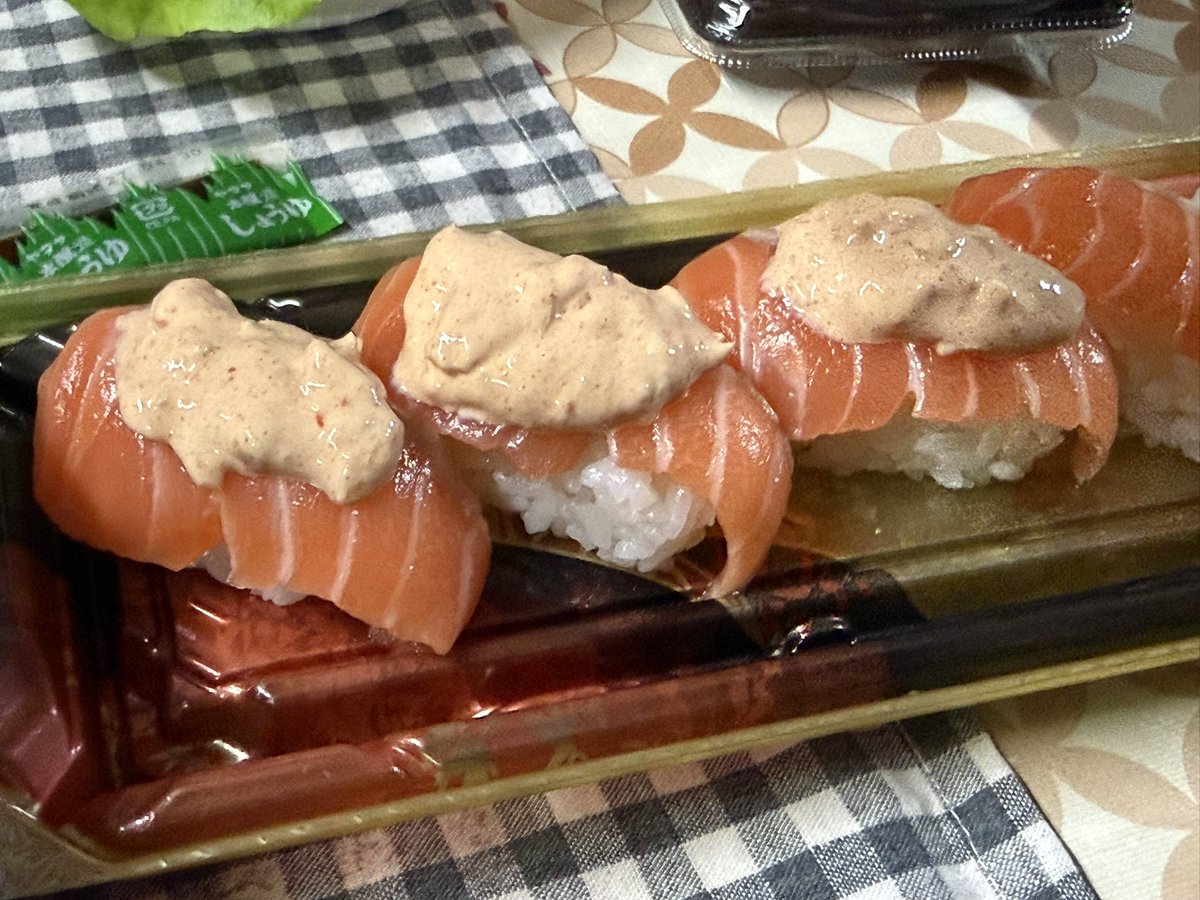 takituyoshi's tweet photo. 自作のアルジェリアソースを作って実際に寿司を食ってみた。
確かに美味い、これは間違いなく美味い！
特にこのソースと合わせるならサーモンが最適だろう。
試しに白身魚にも使ってみたがそっちは醤油の方が良い。
タマネギとマヨネーズを乗せた寿司は沢山あるけど、このソースはそれ以上に寿司に合う https://t.co/A4SfgUsHH8