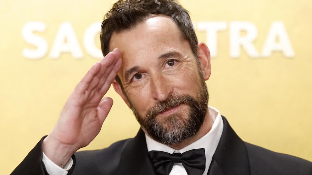 tendenciaytuits's tweet photo. Noah Wyle fue elegido como el hombre vivo más sexy del 2026 por la revista People. Opiniones? https://t.co/BJ8MxghQxC