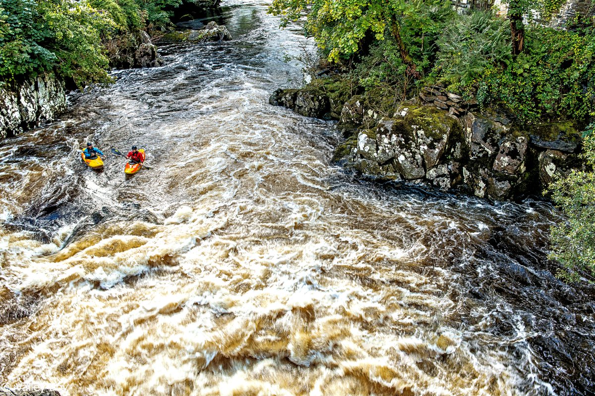 BJRoberts's tweet photo. In 2020, intrepid Kayakers exit Eryri's Afon Llugwy rapids at Betws-y-Coed's 1500s Pont-y-Pair bridge. @Ruth_ITV @ItsYourWales @visitwales @NWalesSocial @northwaleslive @OurWelshLife @northwalescom @AllThingsCymru #Eryri #BetwsyCoed #Kayakers #AfonLlugwy #PontyPairRapids #Wales https://t.co/RysZGnq5ir
