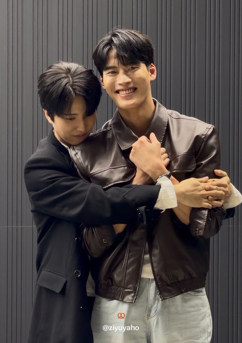 twhatimsaying's tweet photo. 이 사진 보면서 든 생각인데 재회 후 기우가 현재한테 애정표현 할 일이 생기면 걍 투박하게 뒤에서 안아버리거나 확 입술 부딪힐 것 같음 (근데 저렇게 귀엽게는 반칙이지 https://t.co/lC0dyyr67A