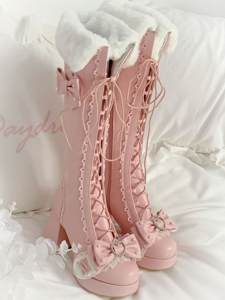 EleganceXstyles's tweet photo. Fluffy trims and lace-up boots: my winter uniform. https://t.co/dycNCFrles