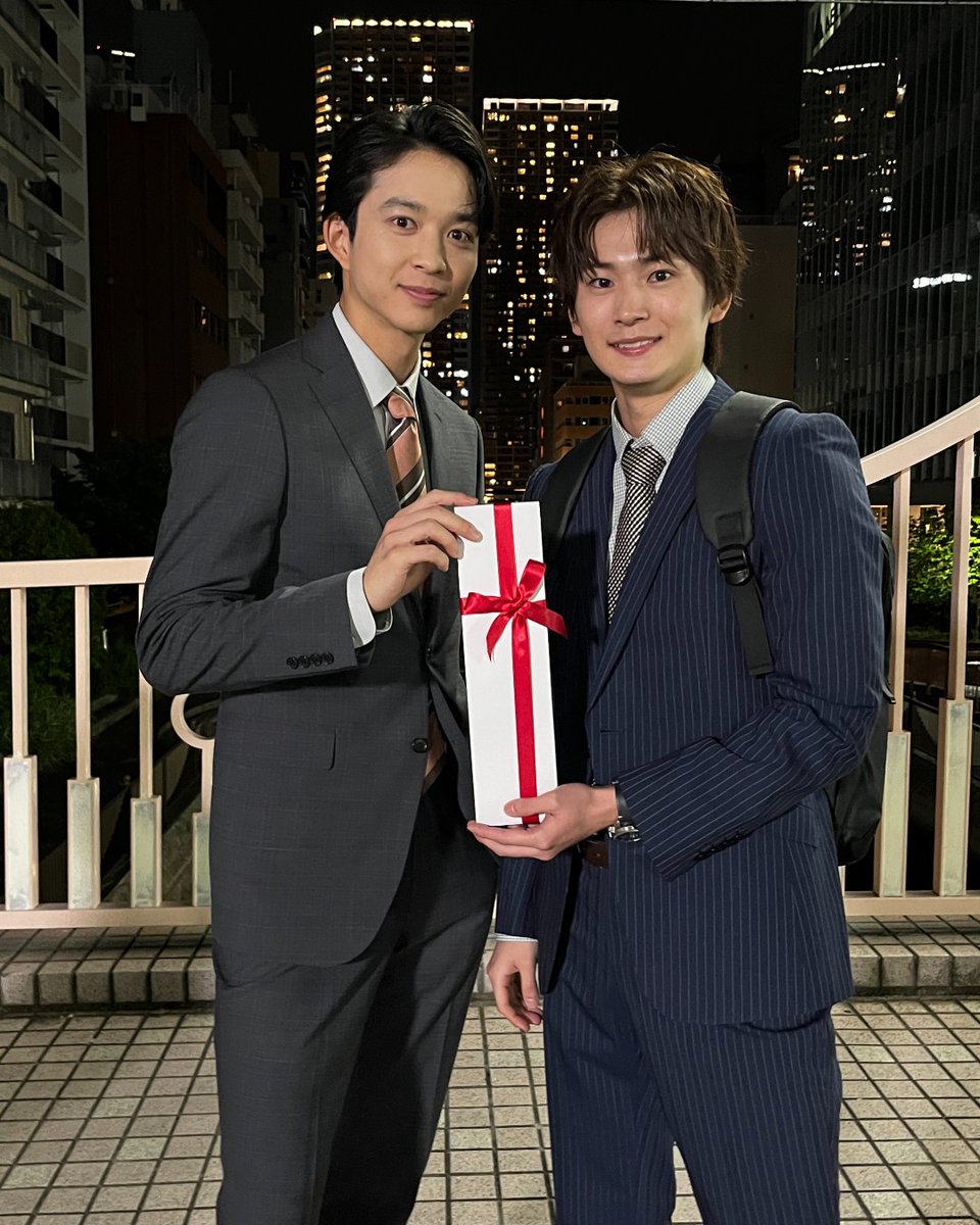 omakiss_drama's tweet photo. 🎁上野から神田へˎˊ˗ 👔💋

ドキドキしながら
プレゼントを渡した上野🫣💓

果たして神田の反応は…❔️
ぜひ配信でご覧ください👀✨

📡TVerで第2話を無料配信中🙌
https://t.co/8V3xcuprMj

🎞️FODノーカット完全版
https://t.co/5E1NJ2pDsR

#ドラマおまキス https://t.co/t92nbHdeZK
