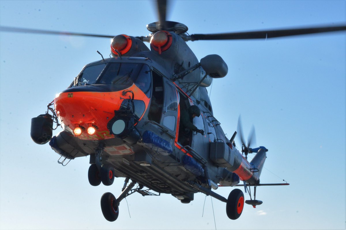 DowOperSZ's tweet photo. 🌊 Bezpieczeństwo na morzu to także nieustanna gotowość do ratowania ludzkiego życia.

Załoga śmigłowca W-3WARM 🚁 z Brygady Lotnictwa Marynarki Wojennej przeprowadziła kolejną nocną akcję ratowniczą na Bałtyku, ewakuując pracownika platformy wiertniczej, który wymagał pilnej pomocy medycznej.

To 2⃣4⃣ w tym roku akcja na Bałtyku z udziałem lotników morskich. W historii #BLMW była to 8⃣5⃣0⃣ akcja ratownicza z udziałem załóg samolotów i śmigłowców lotnictwa morskiego. Za każdą z tych liczb stoją ludzie – ich wyszkolenie, doświadczenie i gotowość do niesienia pomocy o każdej porze dnia i nocy.

Więcej info ➡️ https://t.co/nYvH2JQTXy