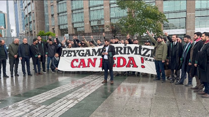 MuslimNewsTR's tweet photo. 🔴 Leman Dergisi protestosu nedeniyle yargılama!
📍 Leman Dergisi’ne yönelik protestolar nedeniyle yargılanan Alper Kaan Aykut’a destek olmak isteyen insanlar, Çağlayan Adliyesi’nde bir araya geldi.

📍 Savcı, mütalaasında mahkûmiyet talebinde bulundu. Mahkeme, karar duruşmasını 6 Kasım saat 10.30’a erteledi.

📢 27 Ekim Salı günü, Alper Kaan Aykut’a destek olmak ve adalet talebini yükseltmek amacıyla yürüyüş gerçekleştirilecek.