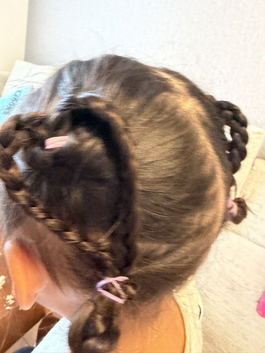 sakekorochan's tweet photo. 次女が「かわいい」にこだわり出して、毎日髪の毛でハート作らされてる…
1日のうちに何度も全身鏡の前に行って鏡見て満足そうに「あ！はーと！かーい💕」って満足そうに確認してる https://t.co/pC8TCLNyZT