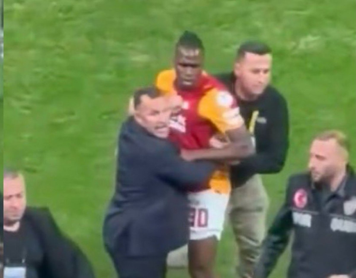 yalaksevmem's tweet photo. singo kavgada sakatlanır bir yerine yine bir şey olur diye okanımın onu uzaklaştırma çabası https://t.co/FWFMZgXwz5
