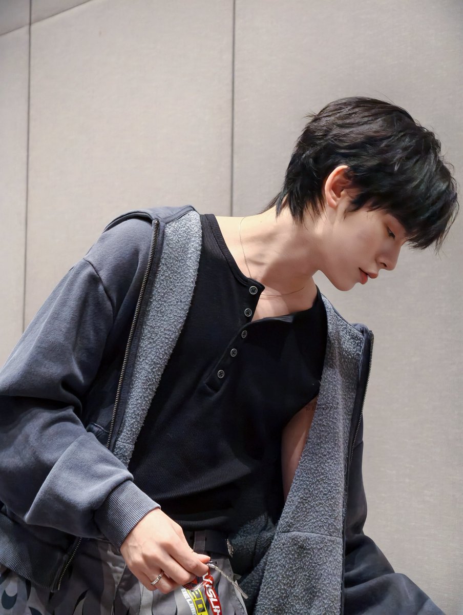 withyouwerebear's tweet photo. กรี๊ดดดดดดดด เส้นเลือดที่คอนั้น อหหหหหหหหห กรี๊ดดดดดดดดดดดดดดดดดดดดดดดดดดดดดดดดด https://t.co/veQQ0Nas68
